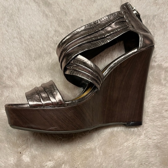 Women’s GLO JEANS Sexy Criss Cross Bronze Metallic High Heel Wedge - Picture 5 of 9